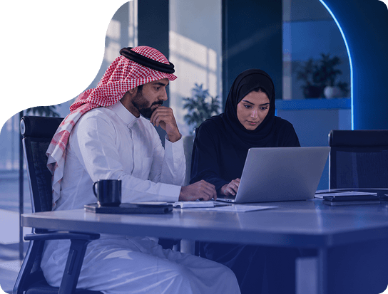 فريق انتشار يعمل على حاسوب في مكتب حديث
