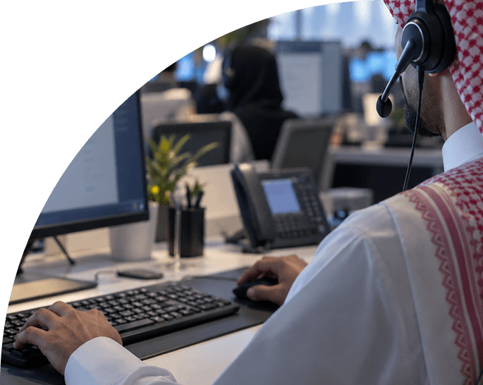 موظف مركز اتصال يرتدي سماعة أثناء خدمة العملاء
