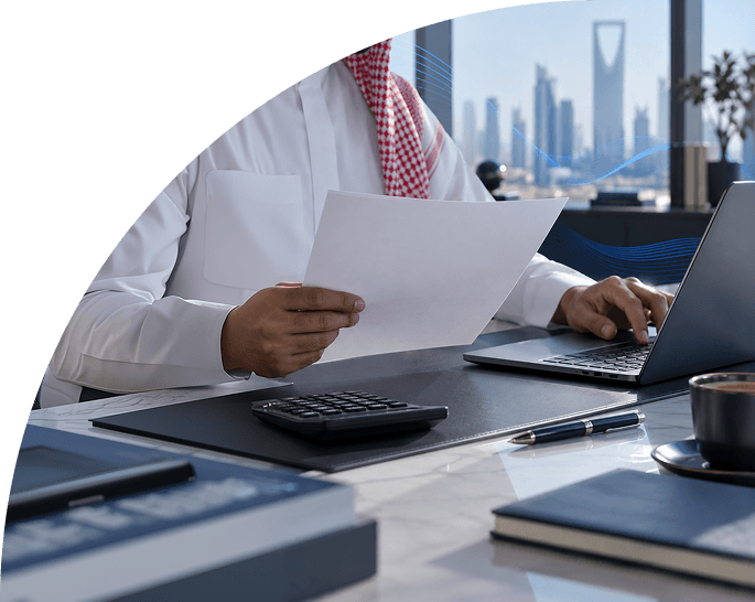 محاسب يراجع تقارير مالية على مكتب